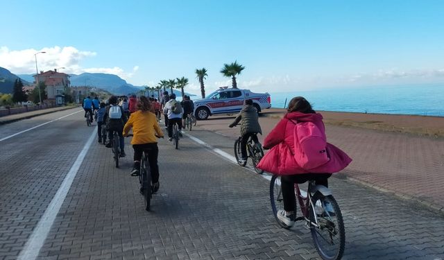 Cide'de gençler fidan dikip sağlıklı yaşam için pedal çevirdi