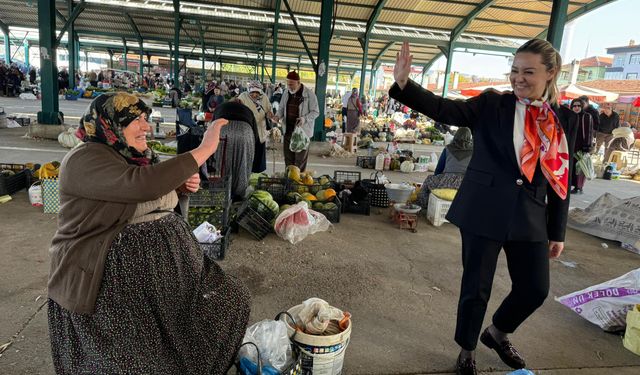 Taşköprü'de Cuma Pazarını gezen Milletvekili Ekmekci: Omuz omuza olduk mu dert mi kalır?