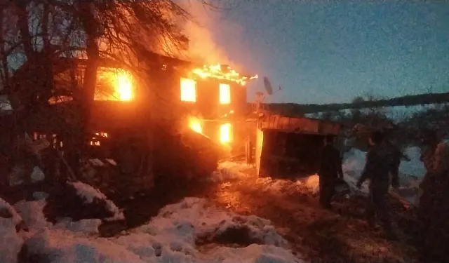 Kastamonu'da feci yangın: Alevler içinde kalan 2 katlı ev kül oldu!