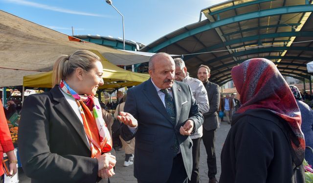 Milletvekili Ekmekci ile pazarı dolaşan Başkan Arslan: Şehrimiz için güzel adımlar atmaya devam edeceğiz