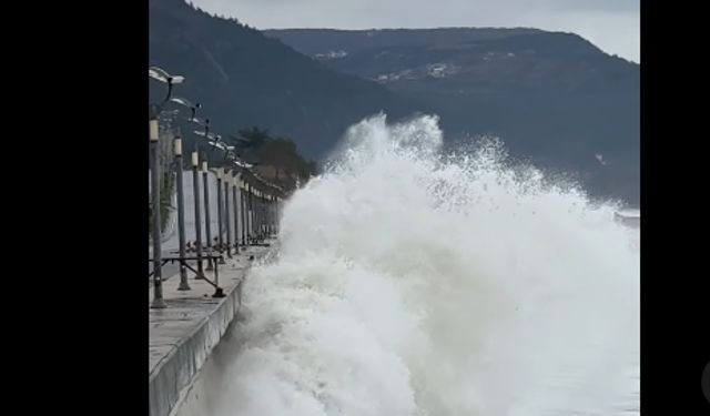 Kastamonu'da dev dalgalar sahili dövüyor! (görüntülü haber)