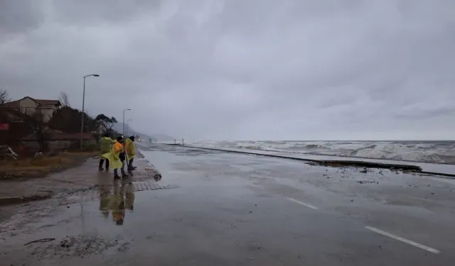 Kastamonu'da deniz yola taştı: Dev dalgalar sahili dövdü!