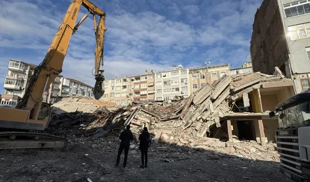 Son dakika: İstanbul Güngören'de bina çöktü!