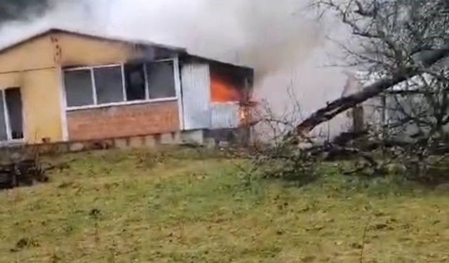 Kastamonu'da sobadan sıçrayan kıvılcım evi alev alev yaktı!