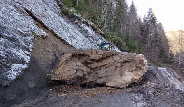 Kastamonu'da yola taş düştü!