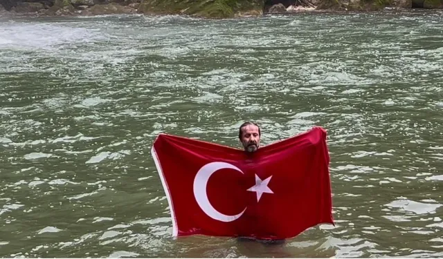 Kastamonu'da doğa harikası şelaleyi tanıtmak için buz gibi suya girdi!