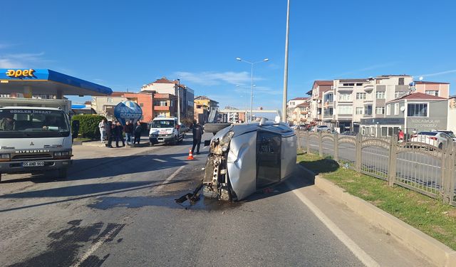 Devrilen otomobilin sürücüsü yaralandı