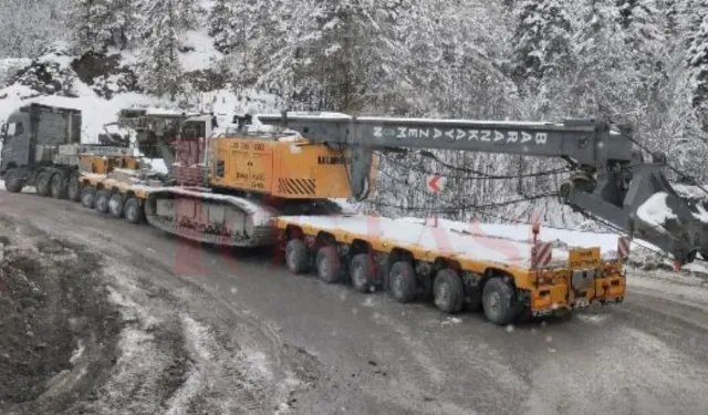 Kastamonu-İnebolu yolunda 140 tonluk dev tır arızalandı!