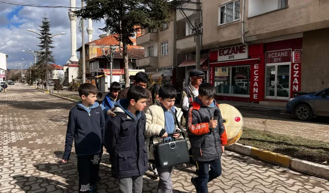 Kastamonu'da çocuklar maniler söyleyerek Ramazan ayının gelişini kutladı