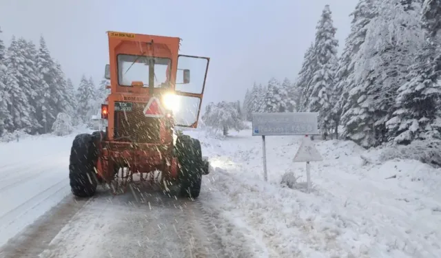 Kastamonu'da yoğun kar yağışı! İlçe yolu ulaşıma kapatıldı!