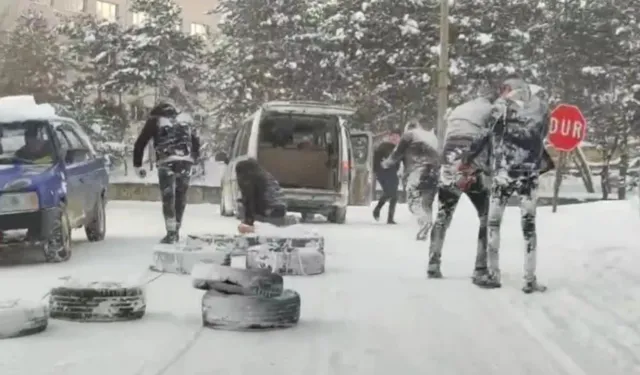 Kastamonu'nun ilçesinde gençler lastiklerle kızak yaparak kaydı