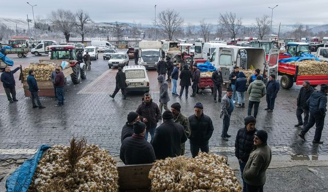 Taşköprü’de Sarımsak Pazarı karlı ve soğuk havaya rağmen kuruldu