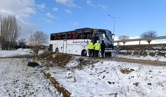 Yolcu otobüsü şarampole devrildi: 1 Ölü, 25 Yaralı