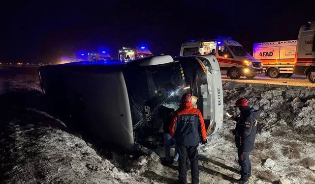 Yolcu otobüsü şarampole yuvarlandı: Çok sayıda yaralı var