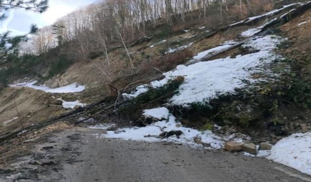 Kastamonu’da heyelan: 4 köyün yolu kapandı