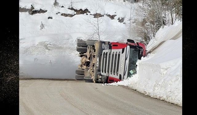 Kastamonu’da facianın eşiğinden dönüldü: Doğalgaz taşıyan tır devrildi