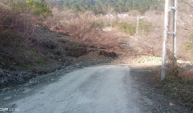 Kastamonu'da toprak su gibi akıyor: Yollar bir bir kapanıyor!