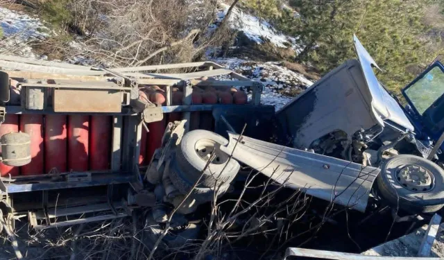 Kastamonu’da doğalgaz yüklü kamyon devrildi: Sürücü yaralandı!