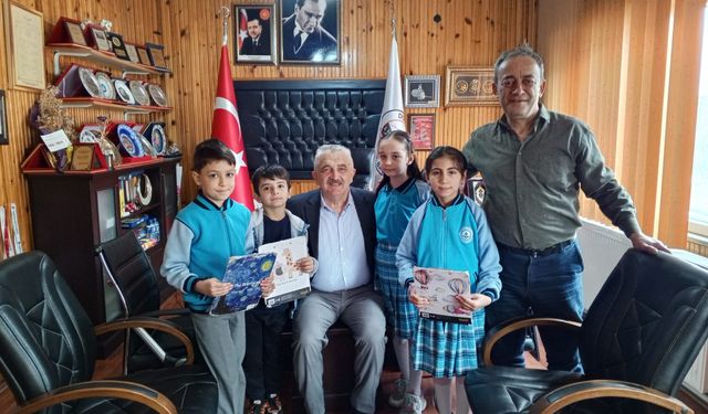 Kastamonu'nun ilçe belediye başkanı minik öğrencileri ağırladı
