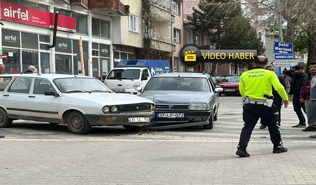 Taşköprü’de 2 Otomobil Çarpıştı