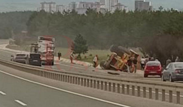 Kastamonu'da iş makinesi devrildi: Trafikte aksamaya neden oldu!