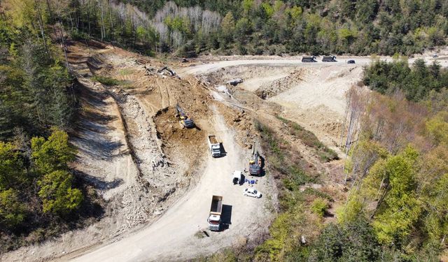 Kastamonu'nun ilçesi yolunda heyelan sonrası yoğun mesai!