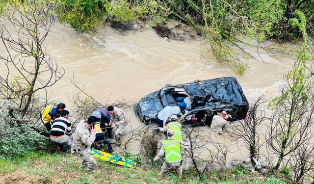Dereye Uçan Otomobil Can Aldı: Küçük Çocuk Hayatını Kaybetti, 4 Yaralı