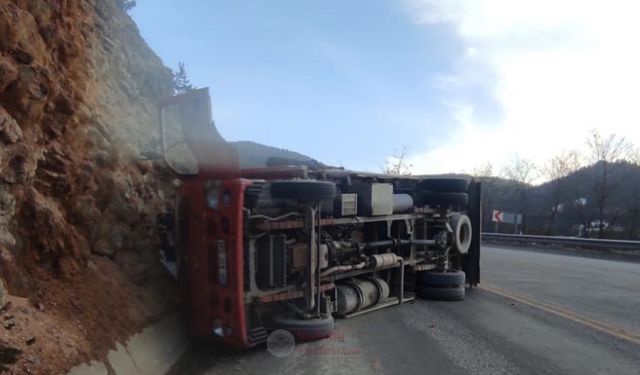 Kastamonu'da kamyon devrildi