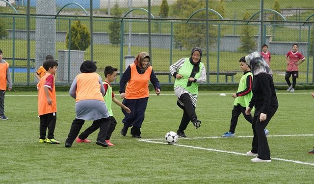 Kastamonu’da gol pası annelerden geldi