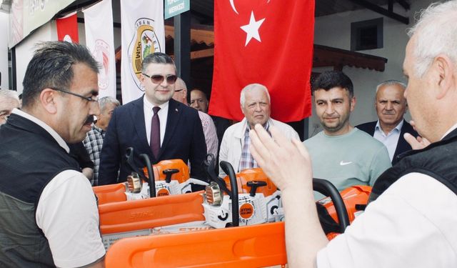 Kastamonu’da orman köylüsüne destek: 2 traktör, 6 vinç, 2 testere verildi!