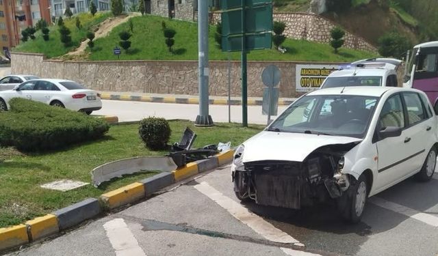 Kastamonu’da tanıdık manzara: Tehlikeli kavşakta bir araç daha kaza yaptı