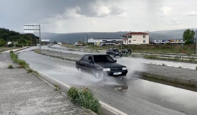 Kastamonu'nun ilçesinde sağanak yağış su birikintisi oluşturdu!