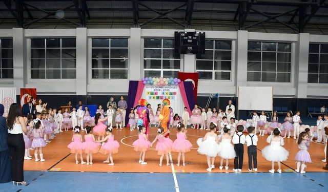 Kastamonu’nun ilçesinde sahne miniklerin: Yılsonu gösterisi büyüledi!