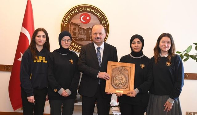 Kastamonu’nun Tarihi Lisesinden Vali Dallı’ya 140. Yıla Özel Armağan
