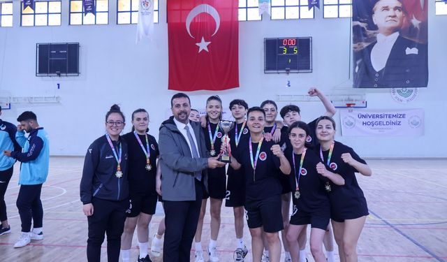 KÜ Kadın Futsal Takımı namağlup şampiyon!