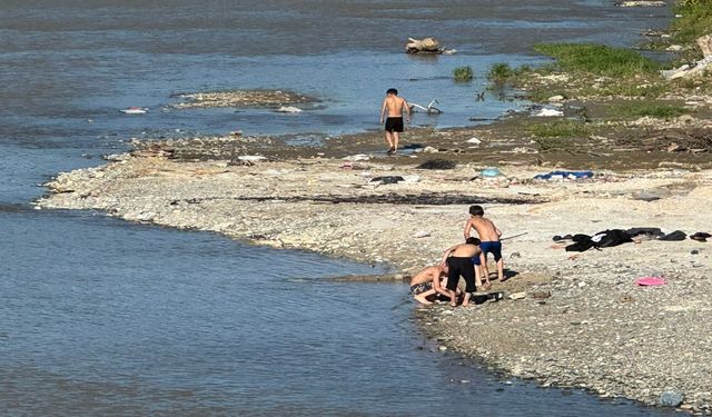 Taşköprü'de sıcak hava etkisini gösterdi: Çocuklar serinlemek için Gökırmak'a koştu (görüntülü haber)