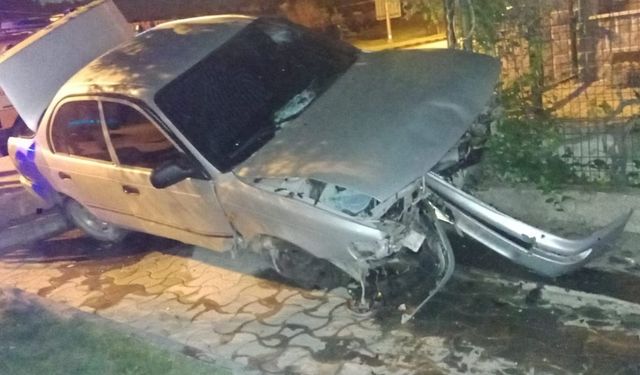 Taşköprü’de kaza: Otomobil demir korkuluklara çarpıp yan yattı