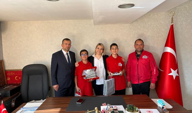 Taşköprü'nün Dünya İkincisi Öğrencileri Milletvekili Ekmekci ile Buluştu