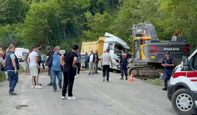 Kastamonu'da hafriyat kamyonu devrildi: Sürücü hayatını kaybetti