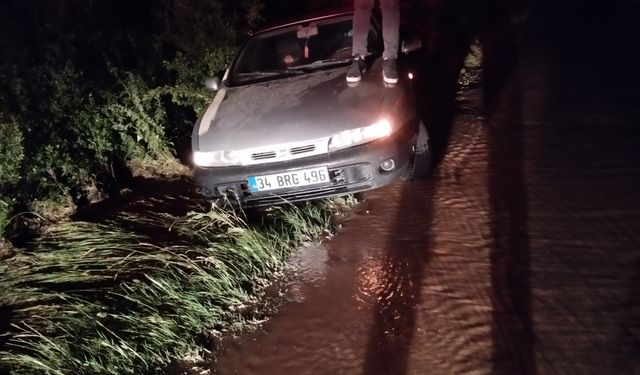 Kastamonu'da su borusu patladı: Otomobil sürücüsü mahsur kaldı!