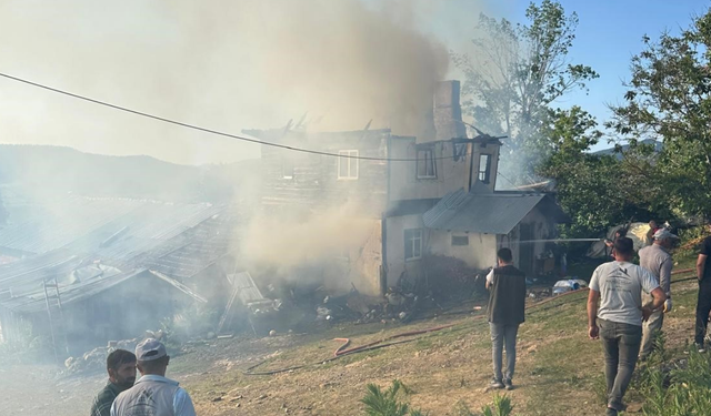 Kastamonu'nun ilçesinde feci yangın: 2 katlı ahşap ev küle döndü!