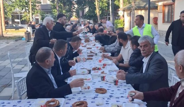 Kastamonu’nun ilçesinde vatandaşlar, kahvaltıda bayramlaştı