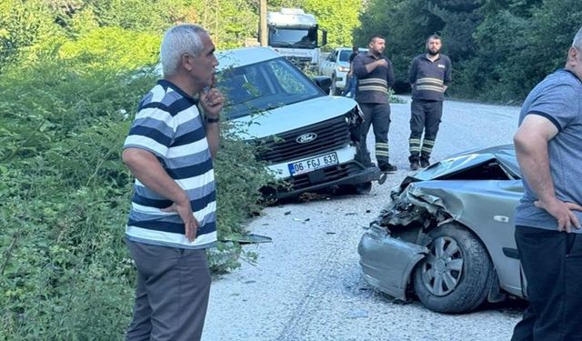Korkutan kaza: Kastamonu’da 2 otomobil kafa kafaya çarpıştı