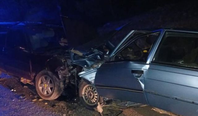 Kastamonu’da feci kaza: Kafa kafaya çarpan araçlarda 3 yaralı