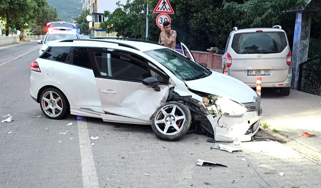 Kastamonu'da park halindeki araca çarpan otomobilde 2 kişi yaralandı