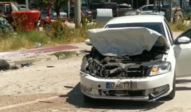 Bal Tesisleri Mevkiinde Trafik Kazası: Park Halindeki Traktöre Çarptı!