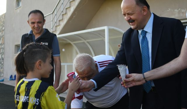 Kastamonu Valisi Dallı, genç sporculara dondurma ikram etti