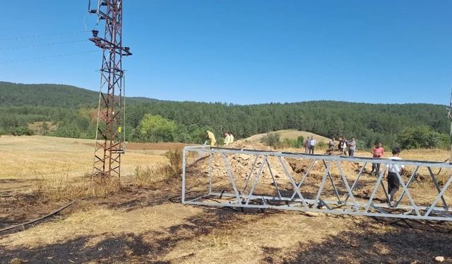 Kastamonu’da facianın eşiğinden dönüldü: Kıvılcımlar tarlayı küle çevirdi!