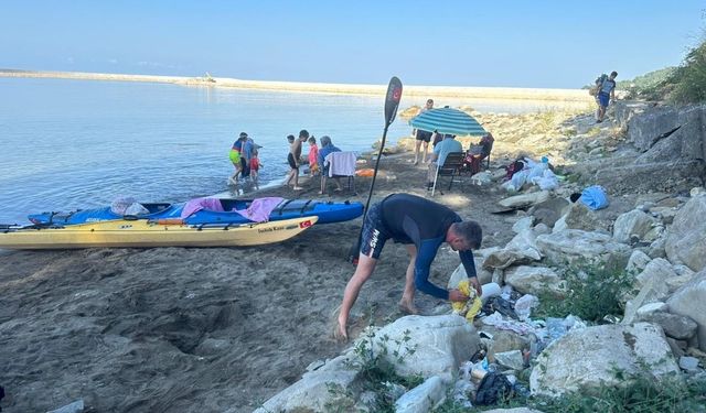 Kastamonu’da sahil temizliği için kürek çekti: Kano sporcusundan çevre dersi