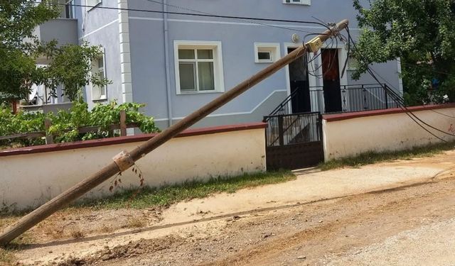 Kastamonu’nun ilçesinde eğik telefon direği tehlike saçıyor
